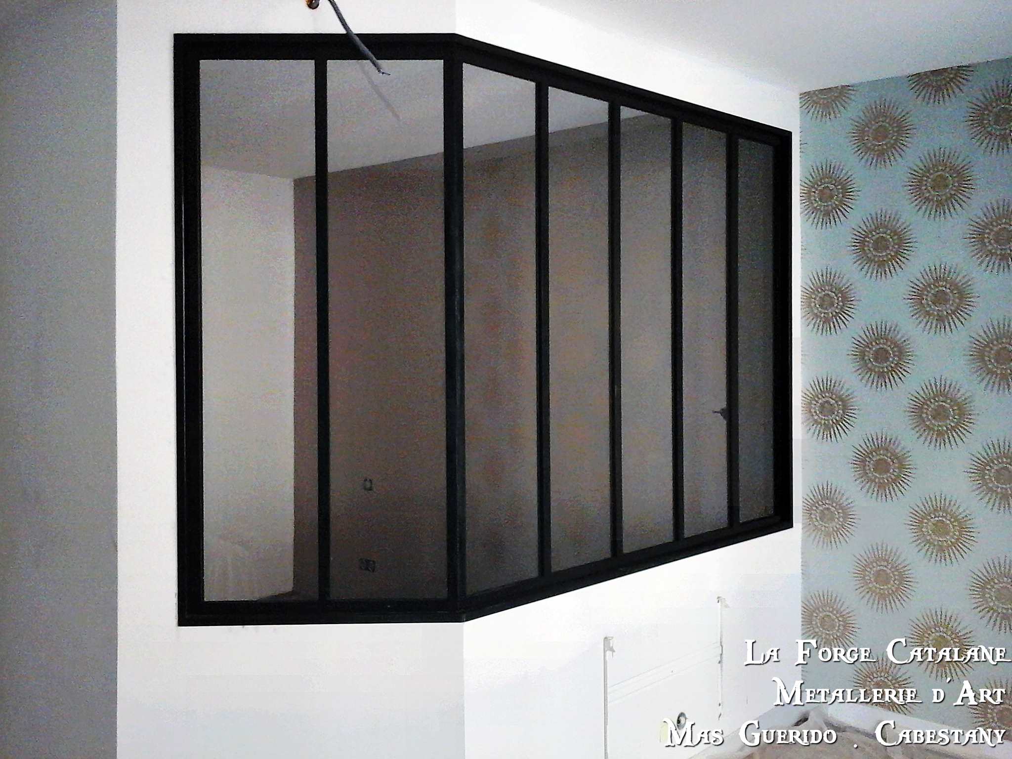 verriere fixe dans encadrement avec capotage fer forge catalane.jpg